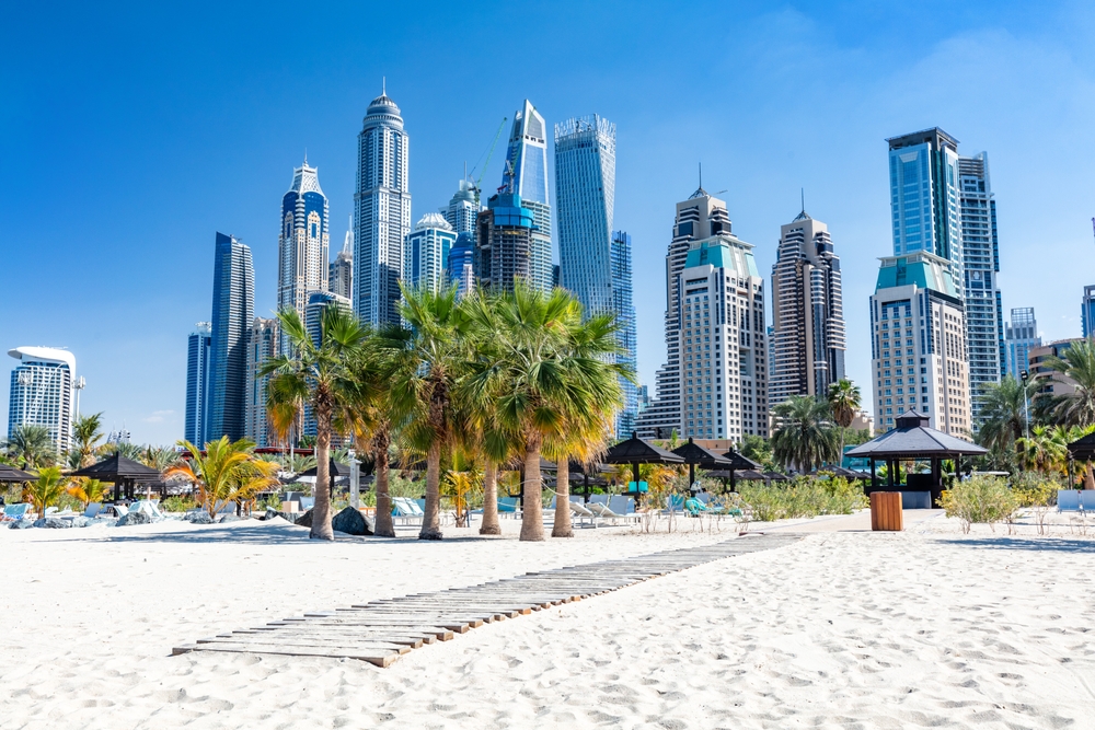A képen a dubaji Jumeirah Beach látható, a háttérben a Dubai Marina felhőkarcolóival.  - Z(s)eppelin utazás