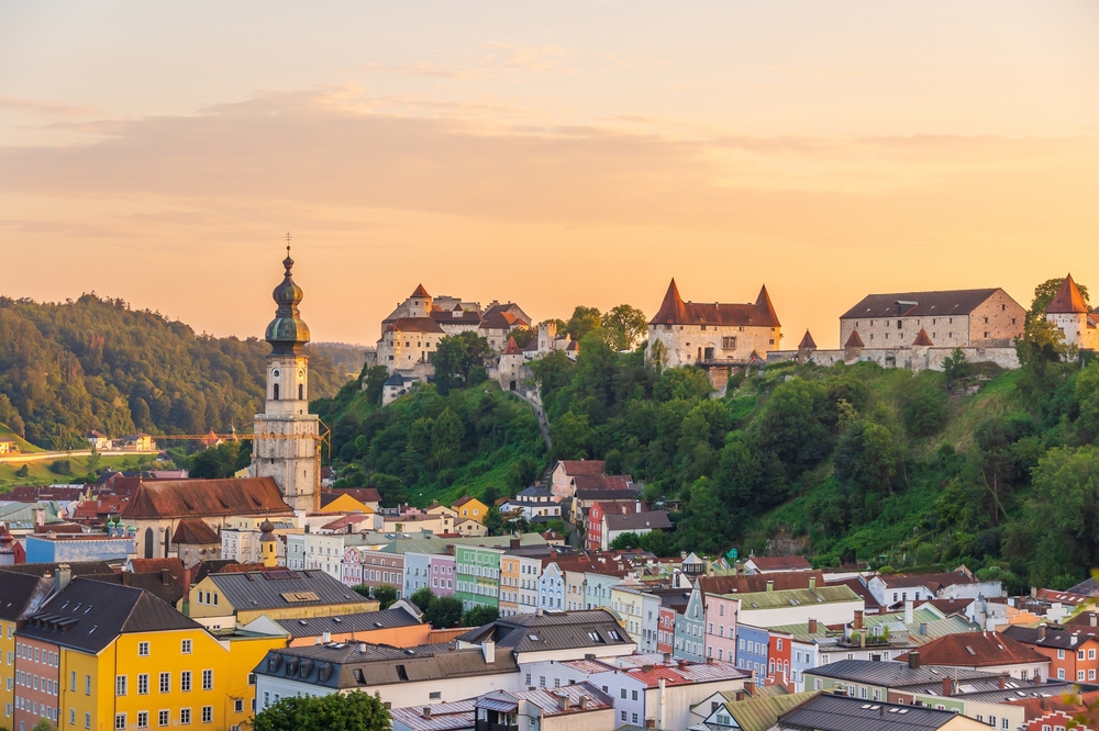 Ez a kép a Burghausen-i várat és a hozzá tartozó várost ábrázolja Németországban, naplementekor. - Z(s)eppelin utazás