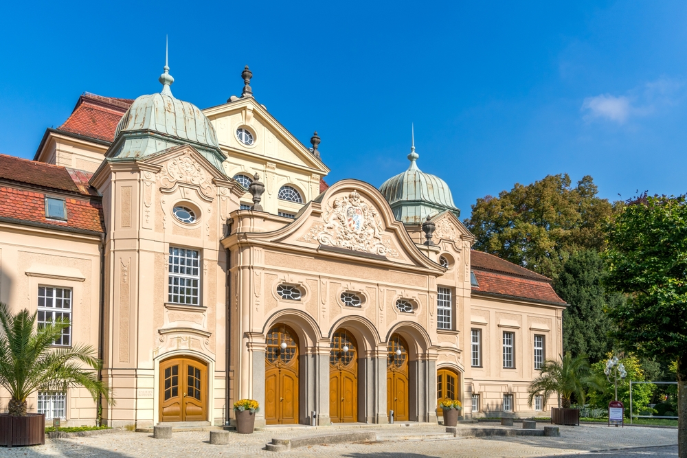 A képen a Königliches Kurhaus (Királyi Gyógyfürdőház) látható Bad Reichenhallban, Németországban. 