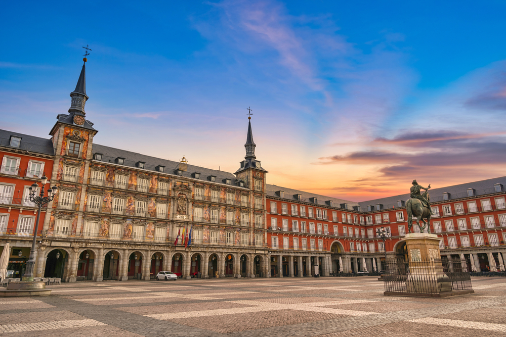 A képen a madridi Plaza Mayor látható, a spanyol főváros történelmi szívében fekvő ikonikus tér. - Z(s)eppelin utazás