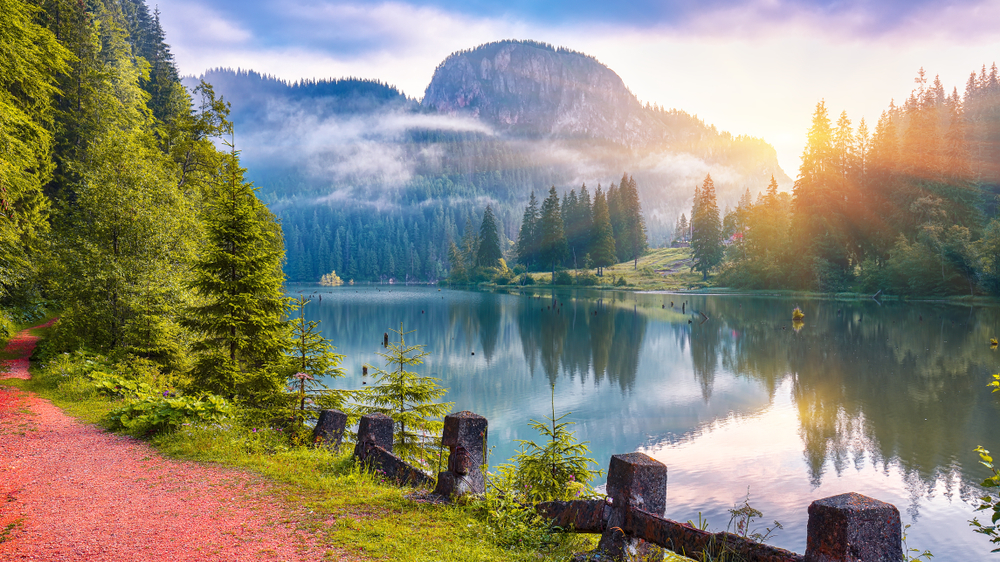 A képen a Gyilkos-tó (Lacul Roșu) látható Erdélyben, Hargita megyében. - Z(s)eppelin utazás