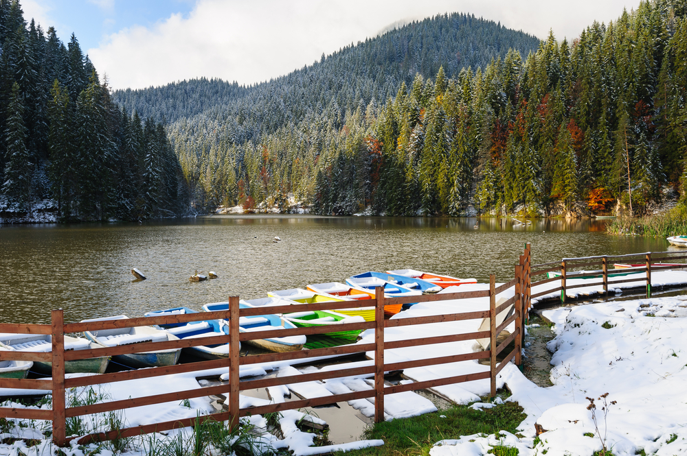 A képen a Gyilkos-tó (románul Lacul Roșu) látható téli környezetben. - Z(s)eppelin utazás