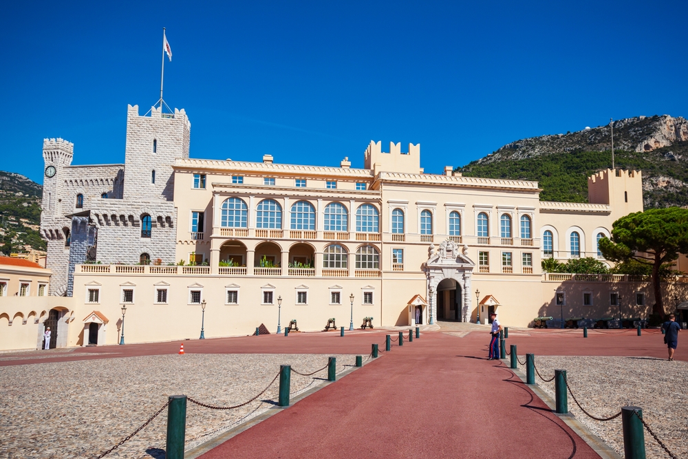 A képen a monacói hercegi palota (Prince's Palace of Monaco) látható.  - Z(s)eppelin utazás