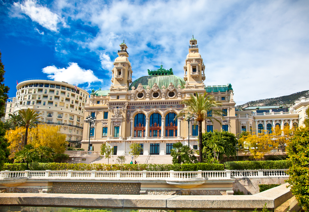 Ez a kép a monte-carlói kaszinót (Casino de Monte-Carlo) és a benne található Opéra de Monte-Carlót (Opéra Garnier) ábrázolja Monacóban. - Z(s)eppelin utazás