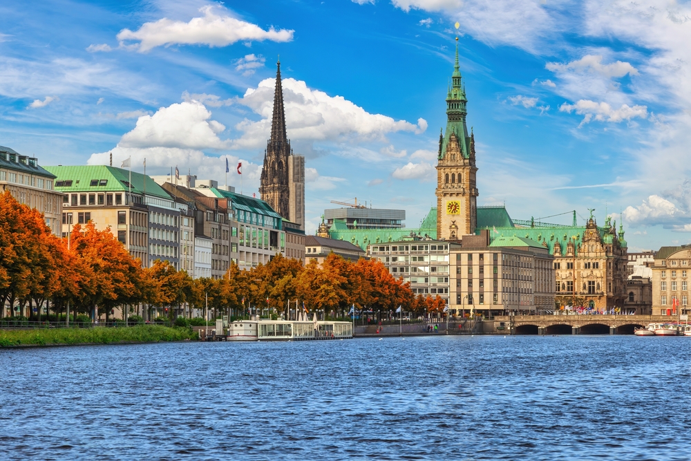 A képen a hamburgi Binnenalster (Belső-Alster tó) látható a városközponttal.  - Z(s)eppelin utazás