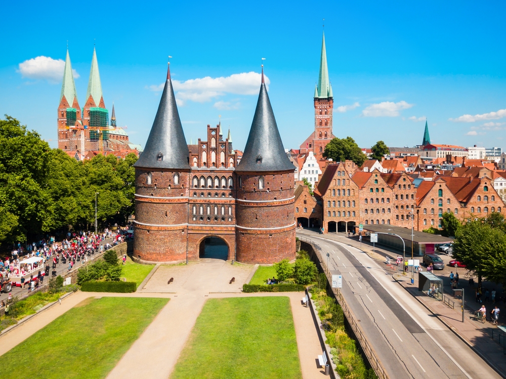 A képen a Holstentor (Holsten-kapu) látható Lübeckben, Németországban.  - Z(s)eppelin utazás