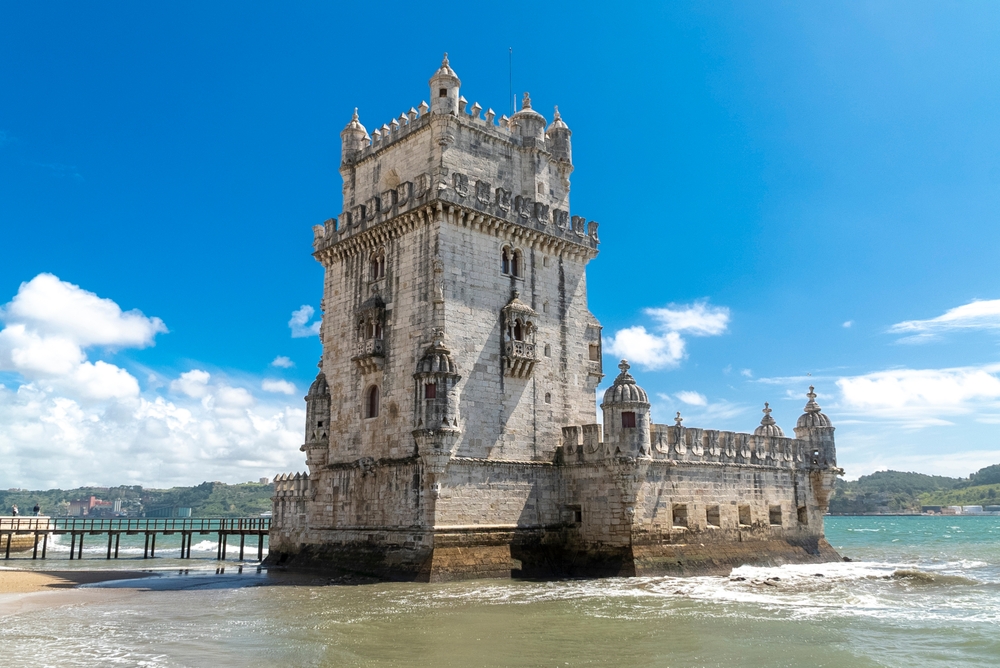 A képen a Belém-torony (Torre de Belém) látható, amely Lisszabon egyik legismertebb műemléke. 