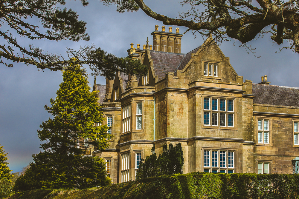 Ez a kép a Muckross House-t ábrázolja, egy viktoriánus kastélyt, amely a Killarney Nemzeti Parkban, Írországban található.  - Z(s)eppelin utazás