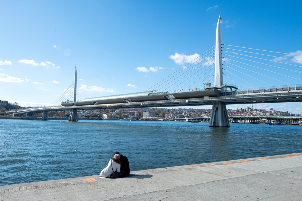 Ez a kép az isztambuli Haliç Metro hídat (Golden Horn Metro Bridge) ábrázolja. 