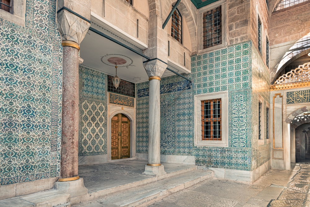 Ez a kép a Topkapi-palota háremrészlegének egyik folyosóját vagy udvarát ábrázolja Isztambulban. 