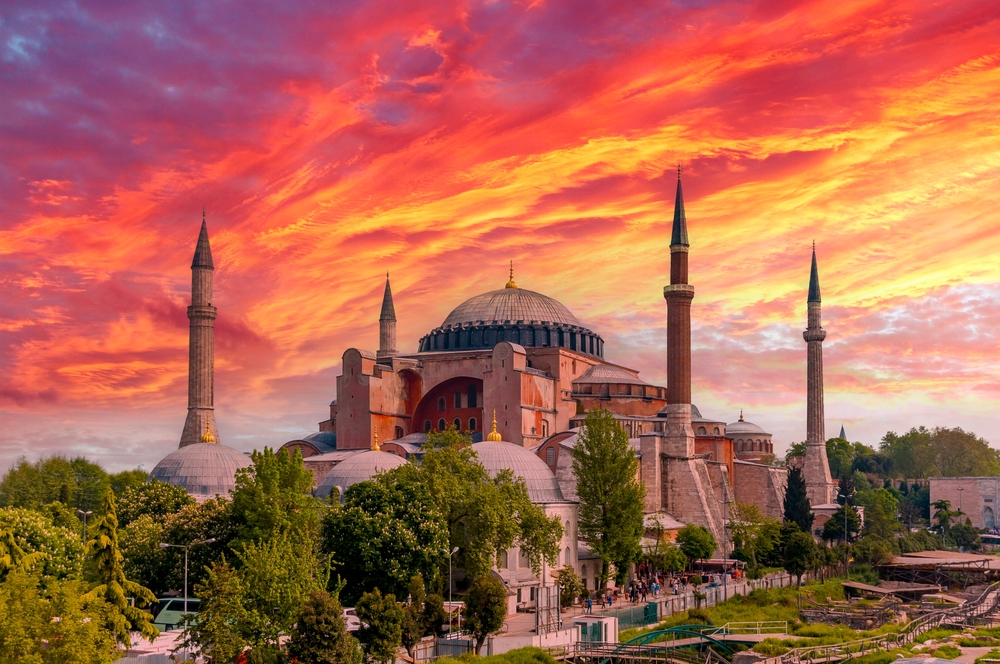 Ez a kép a Hagia Szophiát ábrázolja Isztambulban, egy lenyűgöző naplementében megörökítve. 