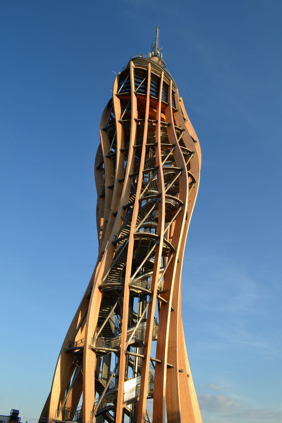 A képen a Pyramidenkogel kilátótorony látható, amely Ausztriában, a Wörthi-tó közelében található. - Z(s)eppelin utazás