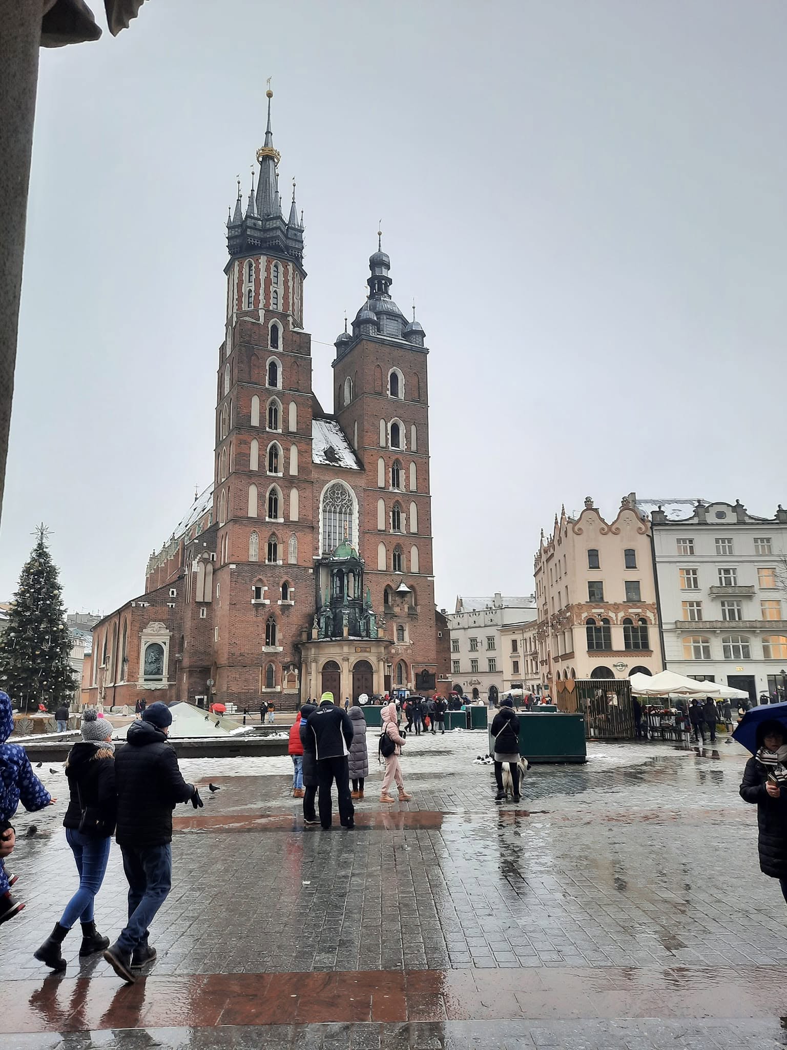 A képen a krakkói Mária-templom (Kościół Mariacki) látható, amely a város egyik leghíresebb gótikus műemléke. - Z(s)eppelin utazás