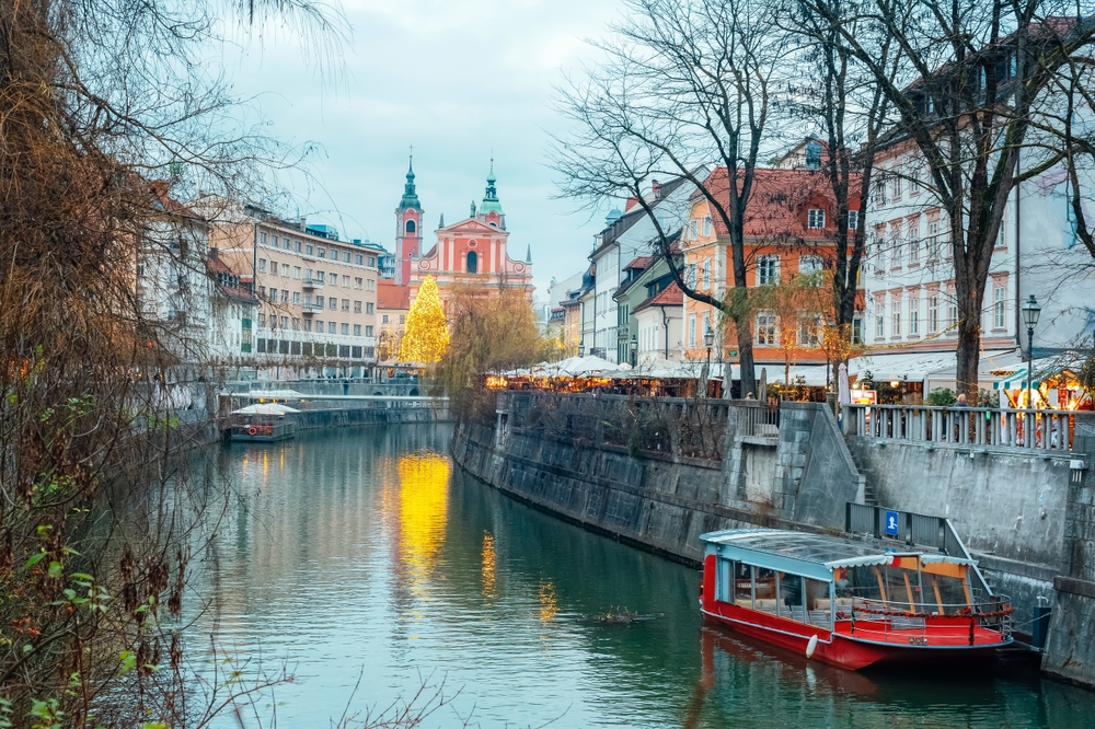 Ez a kép Ljubljana belvárosában, a Ljubljanica folyó partján készült, ahol a háttérben a híres Ferences templom látható. - Z(s)eppelin utazás