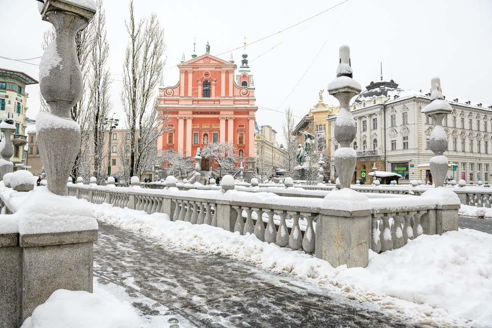 A képen a ljubljanai Hármas híd (Tromostovje) és a háttérben a Ferences templom látható téli tájban. - Z(s)eppelin utazás