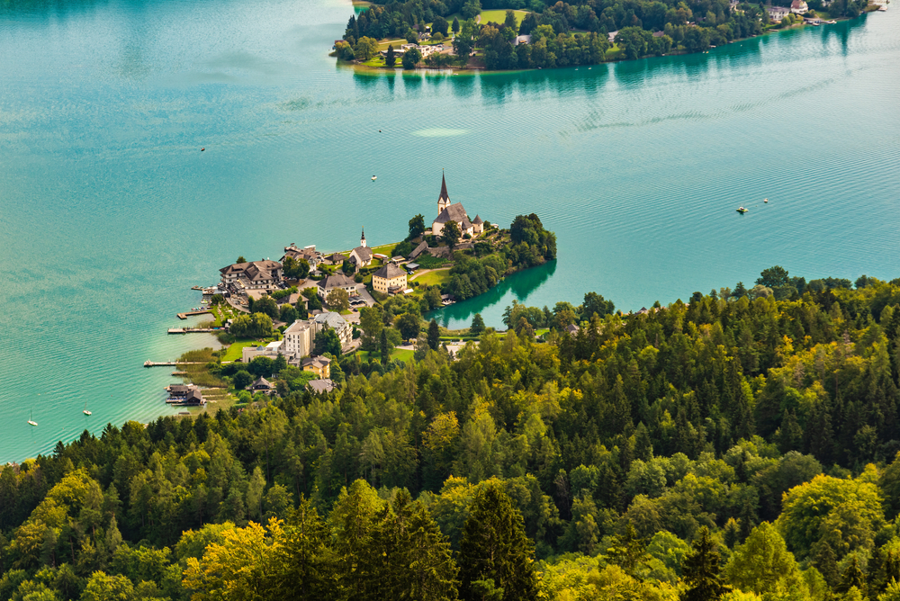 A képen a Wörthi-tó (Wörthersee) látható Karintiában, Ausztriában.  - Z(s)eppelin utazás