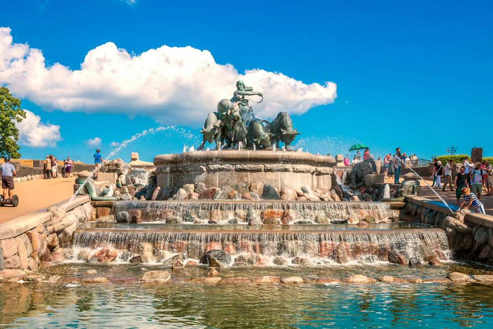 Ez a kép a koppenhágai Gefion-szökőkutat ábrázolja, amely egy jelentős műemlék Dániában. 