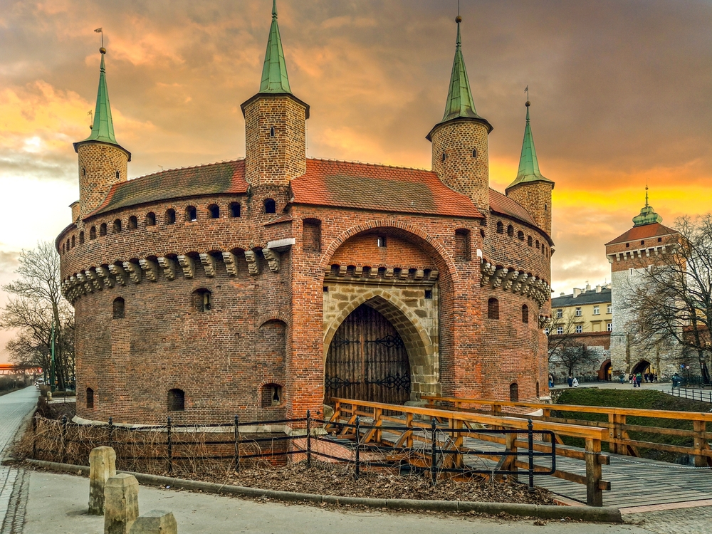 Ez a kép a Krakkói Barbakánt ábrázolja, amely Krakkó történelmi óvárosának egyik fő bejárata és a középkori katonai építészet kiemelkedő példája.