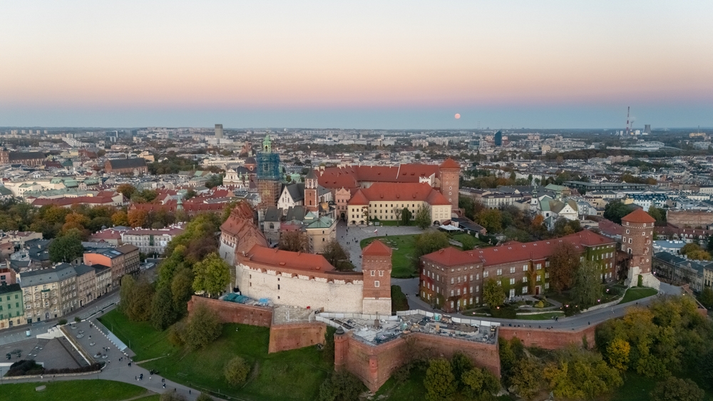 A képen a krakkói Wawel Királyi Palota látható, amely Lengyelország egyik legikonikusabb látnivalója. 