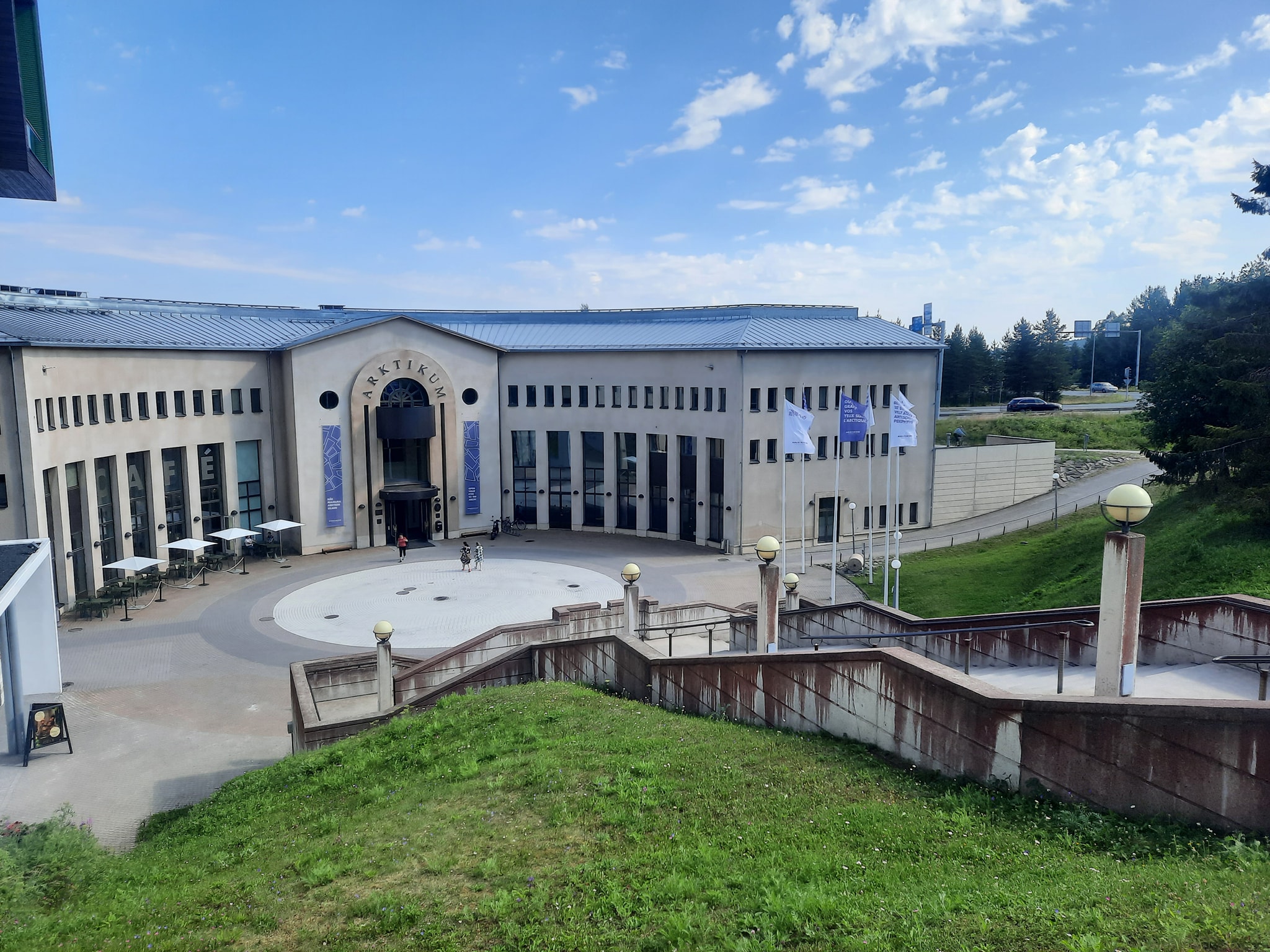 A képen a finnországi Rovaniemiben található Arktikum Múzeum és Tudományos Központ látható.  - Z(s)eppelin utazás