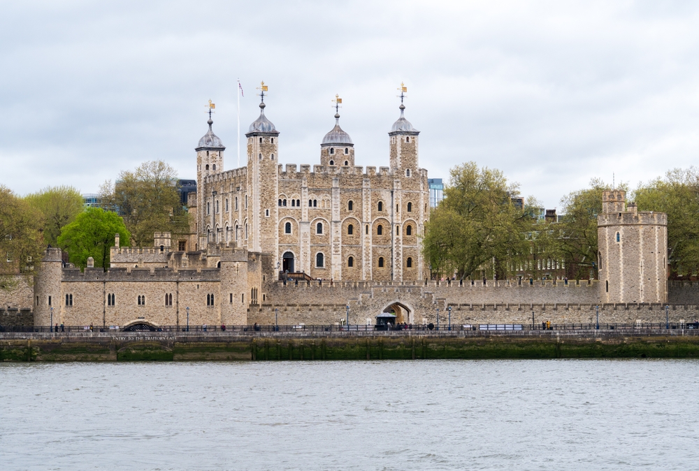 A képen a Tower of London (Londoni Tower) látható, amely a Temze folyó partján áll. 