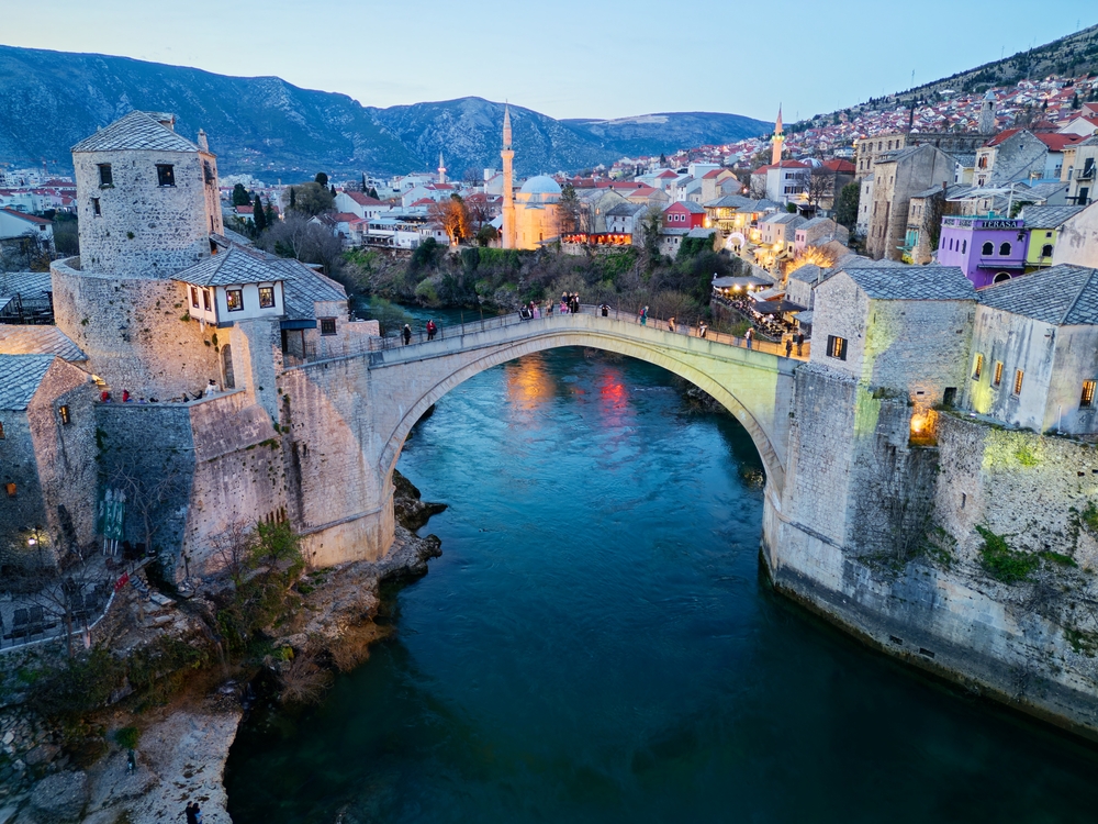 Ez a kép a bosznia-hercegovinai Mostar városát ábrázolja, középpontban a híres Öreg-híddal (Stari most). 