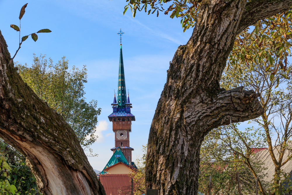 A képen a romániai Szaplonca (Săpânța) híres Vidám Temetőjének temploma látható. A helyszín különleges népművészeti alkotásairól ismert. - Z(s)eppelin utazás