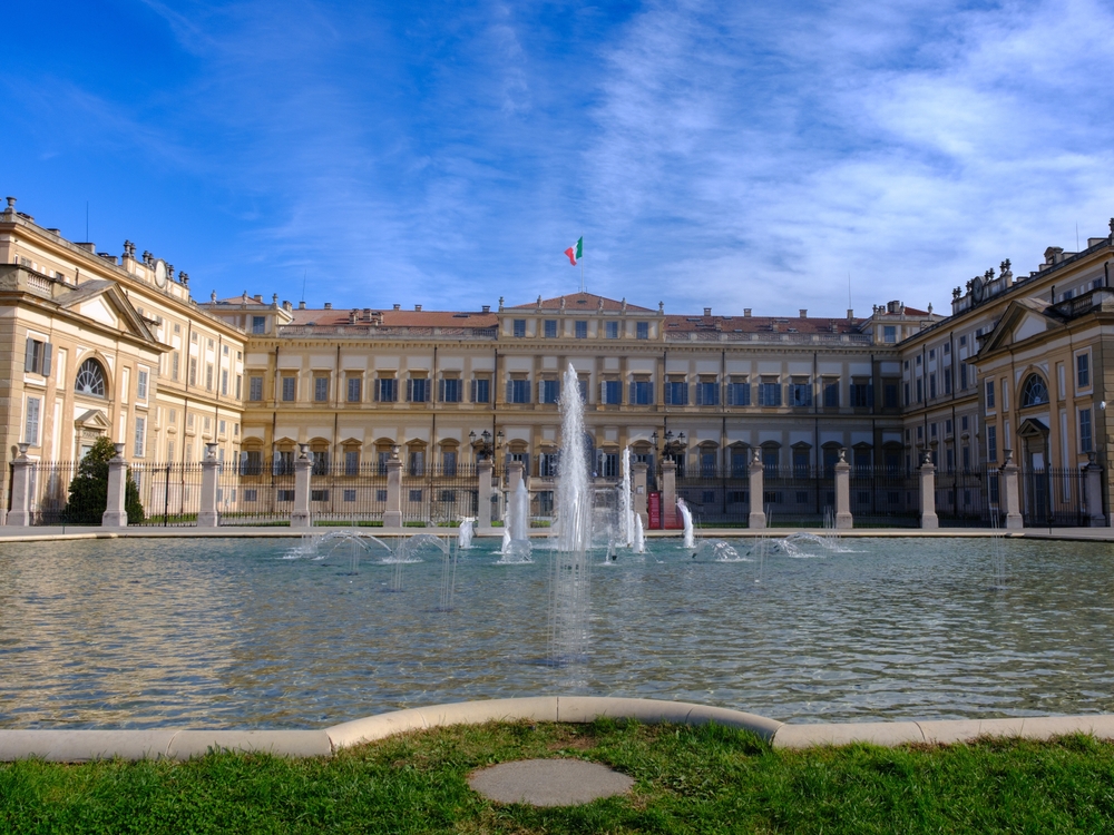 A képen a Monzai Királyi Palota (Villa Reale di Monza) látható Olaszországban.  - Z(s)eppelin utazás