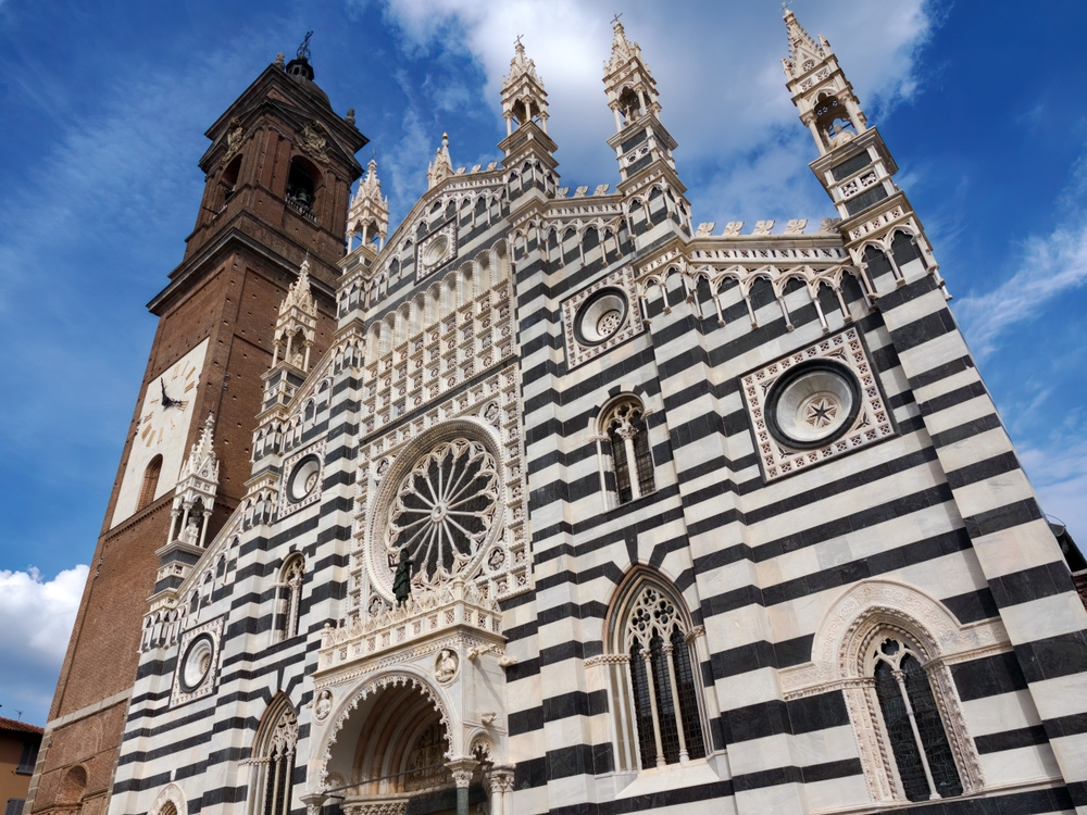 A képen a monzai dóm (Duomo di Monza) látható, amely Olaszországban, Milánó közelében található.  - Z(s)eppelin utazás