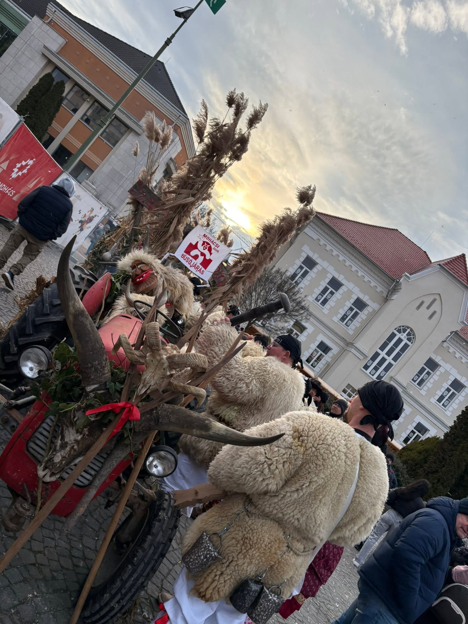 A képen a hagyományos mohácsi busójárás látható, amely Magyarország egyik leghíresebb, UNESCO által is elismert télbúcsúztató népszokása. - Z(s)eppelin utazás