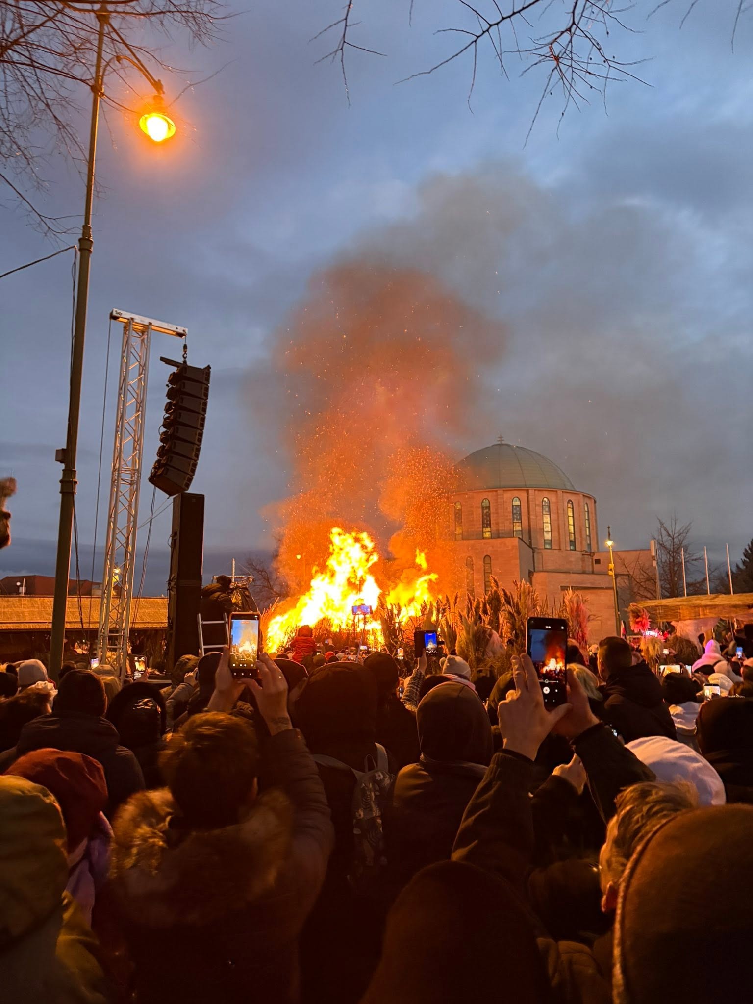 Ez a kép a Mohácsi Busójárás hagyományos máglyagyújtását és téltemetését mutatja Mohácson, a Széchenyi téren. - Z(s)eppelin utazás