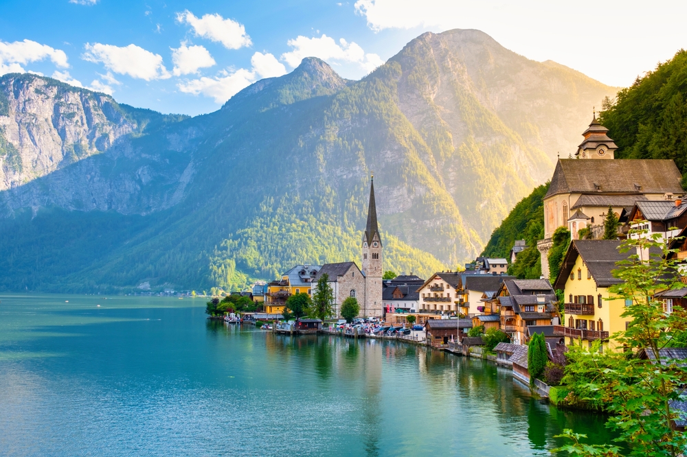 A képen az ausztriai Hallstatt festői kisvárosa és a Hallstatti-tó (Hallstätter See) látható.  - Z(s)eppelin utazás