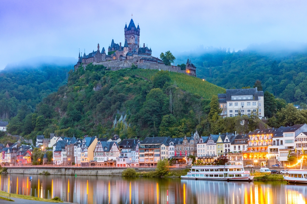A képen látható pillanat a Reichsburg Cochem kastélyt ábrázolja a németországi Cochem városában, a Mosel folyó partján.  - Z(s)eppelin utazás