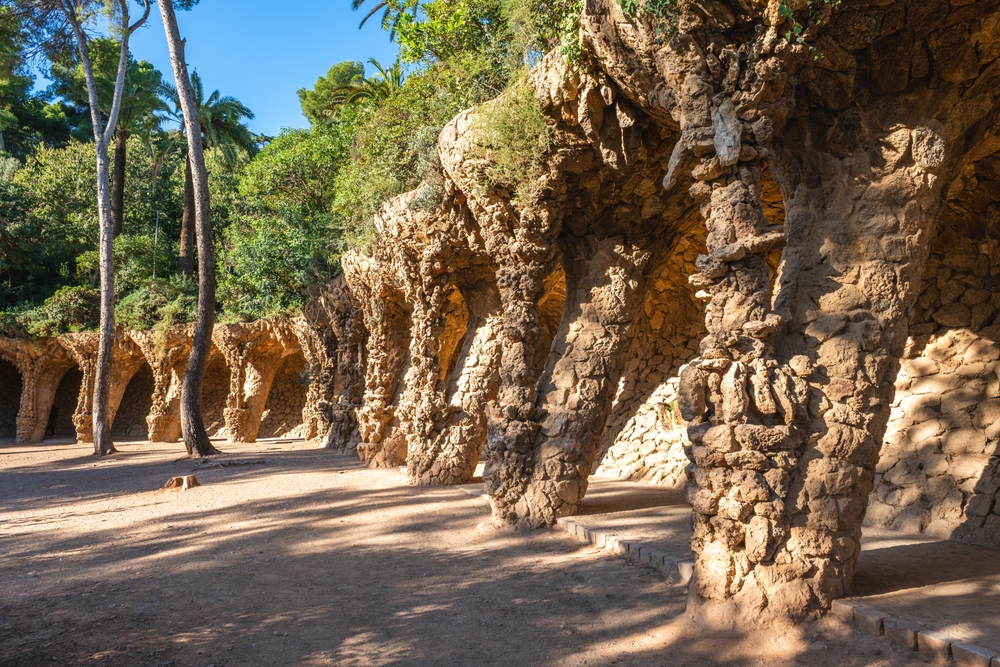 A képen látható helyszín a barcelonai Güell park, amelyet Antoni Gaudí tervezett.  - Z(s)eppelin utazás