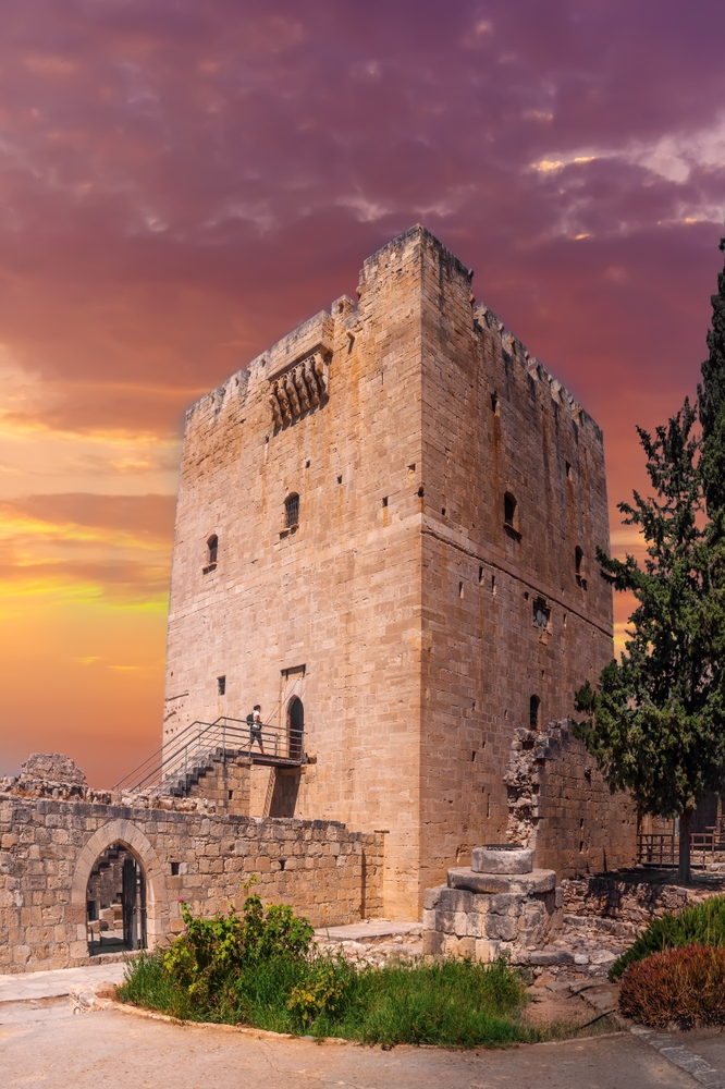 A képen a ciprusi Kolossi vár látható, amely egy történelmi jelentőségű erődítmény Limassol közelében.  - Z(s)eppelin utazás