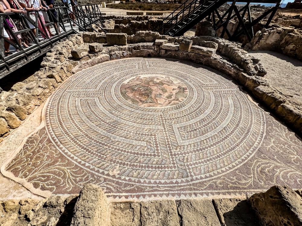 Ez a kép a Paphos Régészeti Parkban található mozaikokat ábrázolja, amelyek Ciprus egyik legfontosabb régészeti helyszínei. - Z(s)eppelin utazás