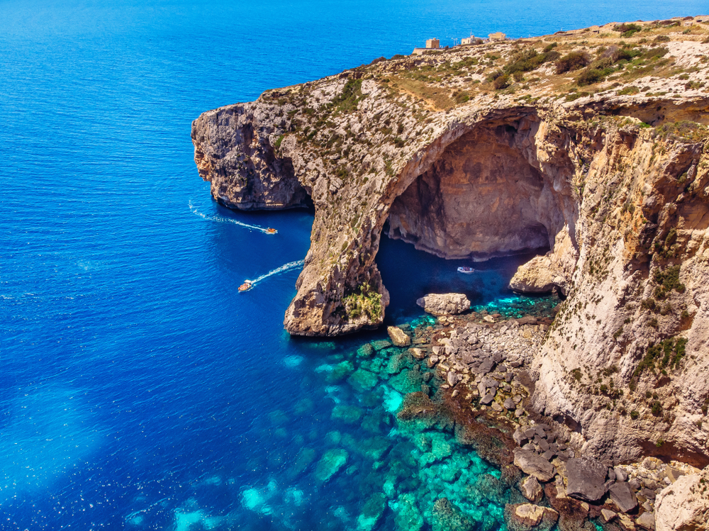 A képen Málta egyik leghíresebb természeti látványossága, a Blue Grotto (Kék-barlang) látható.  - Z(s)eppelin utazás