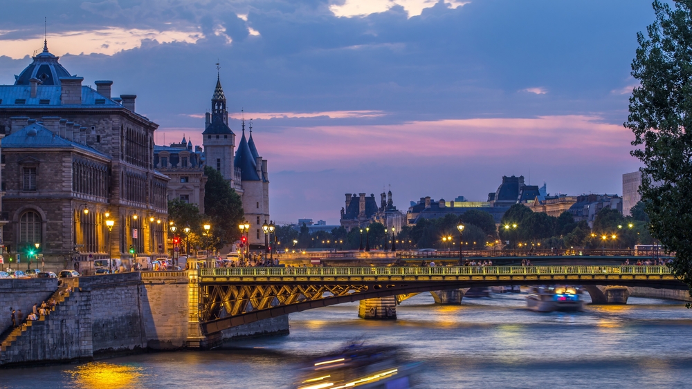A képen a párizsi Pont d'Arcole híd látható alkonyatkor, a háttérben a Conciergerie épületével a Szajna partján,.  - Z(s)eppelin utazás