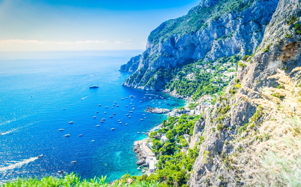 A kép a Capri-szigetet ábrázolja Olaszországban, a Nápolyi-öböl déli részén.  - Z(s)eppelin utazás