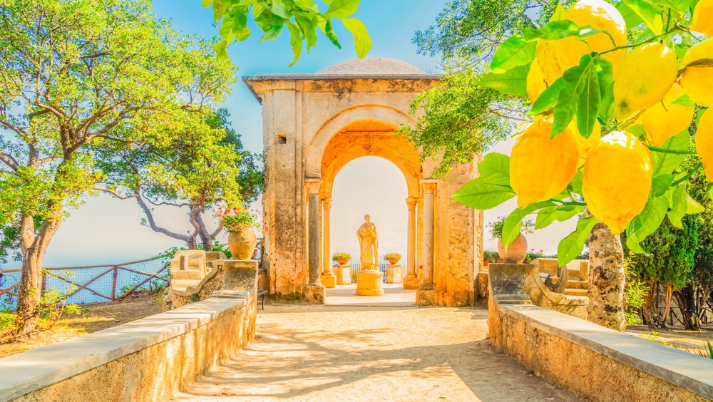 Ez a kép a Ravello faluban található Villa Rufolo kertjének egy pillanata az Amalfi-parton, Olaszországban.  - Z(s)eppelin utazás