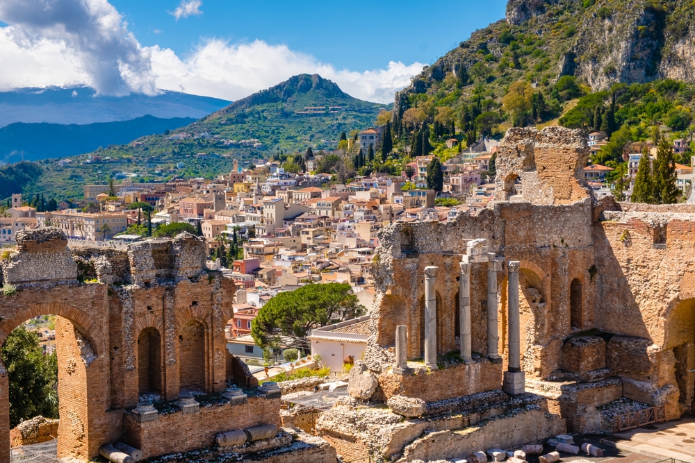 Ez a kép az Olaszországban, Szicíliában található Taormina ókori színházának (Teatro Antico di Taormina) romjait ábrázolja. - Z(s)eppelin utazás