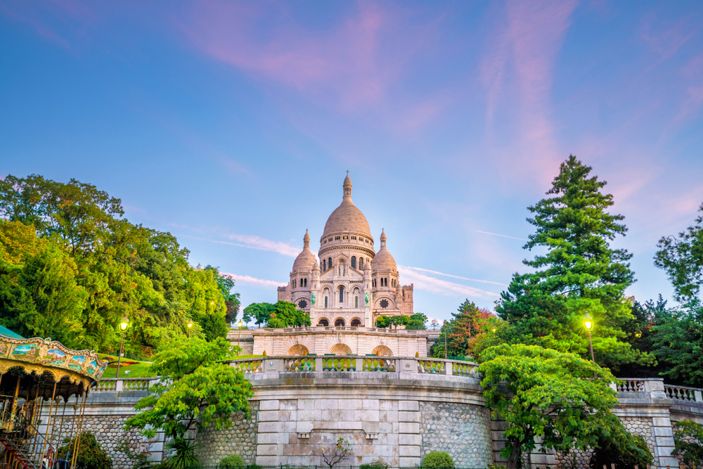 Ez a kép a párizsi Sacré-Cœur-bazilikát ábrázolja, amely a Montmartre-domb tetején található.  - Z(s)eppelin utazás