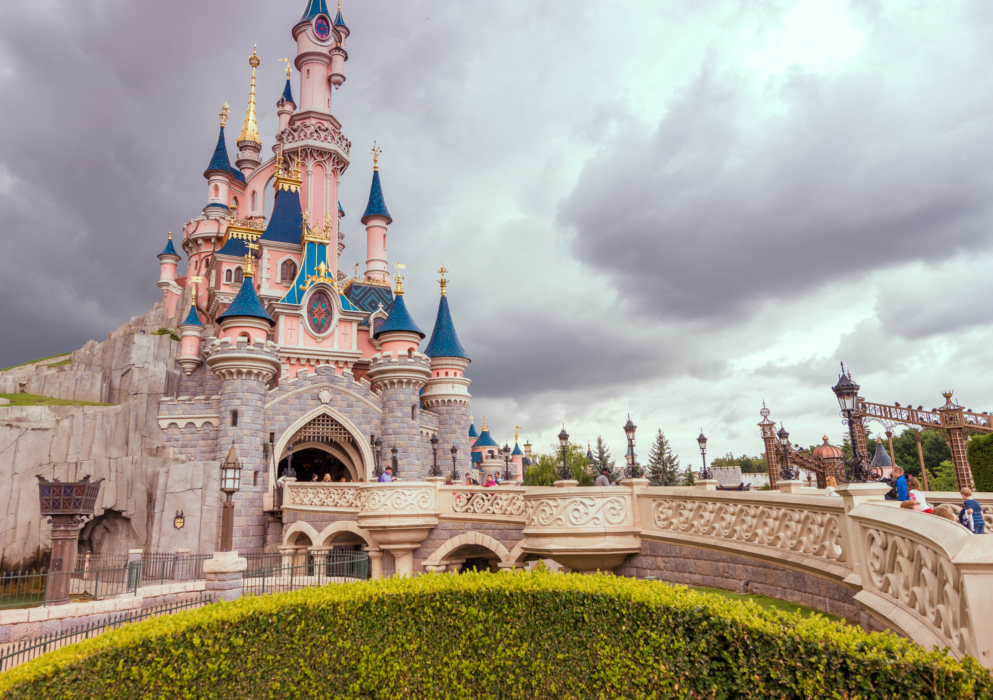 Ez a kép a párizsi Disneyland-ben található Csipkerózsika-kastélyt (Le Château de la Belle au Bois Dormant) ábrázolja, amely a Disneyland Park jelképe. - Z(s)eppelin utazás