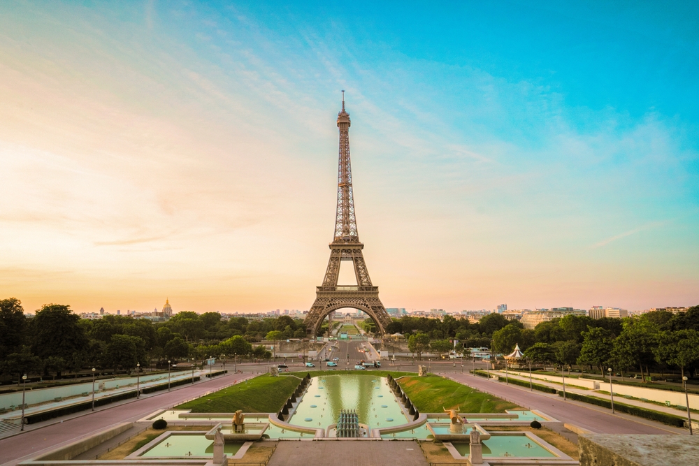 Ez a kép a párizsi Eiffel-tornyot ábrázolja, ahogy a Trocadéro kert felől látható.  - Z(s)eppelin utazás