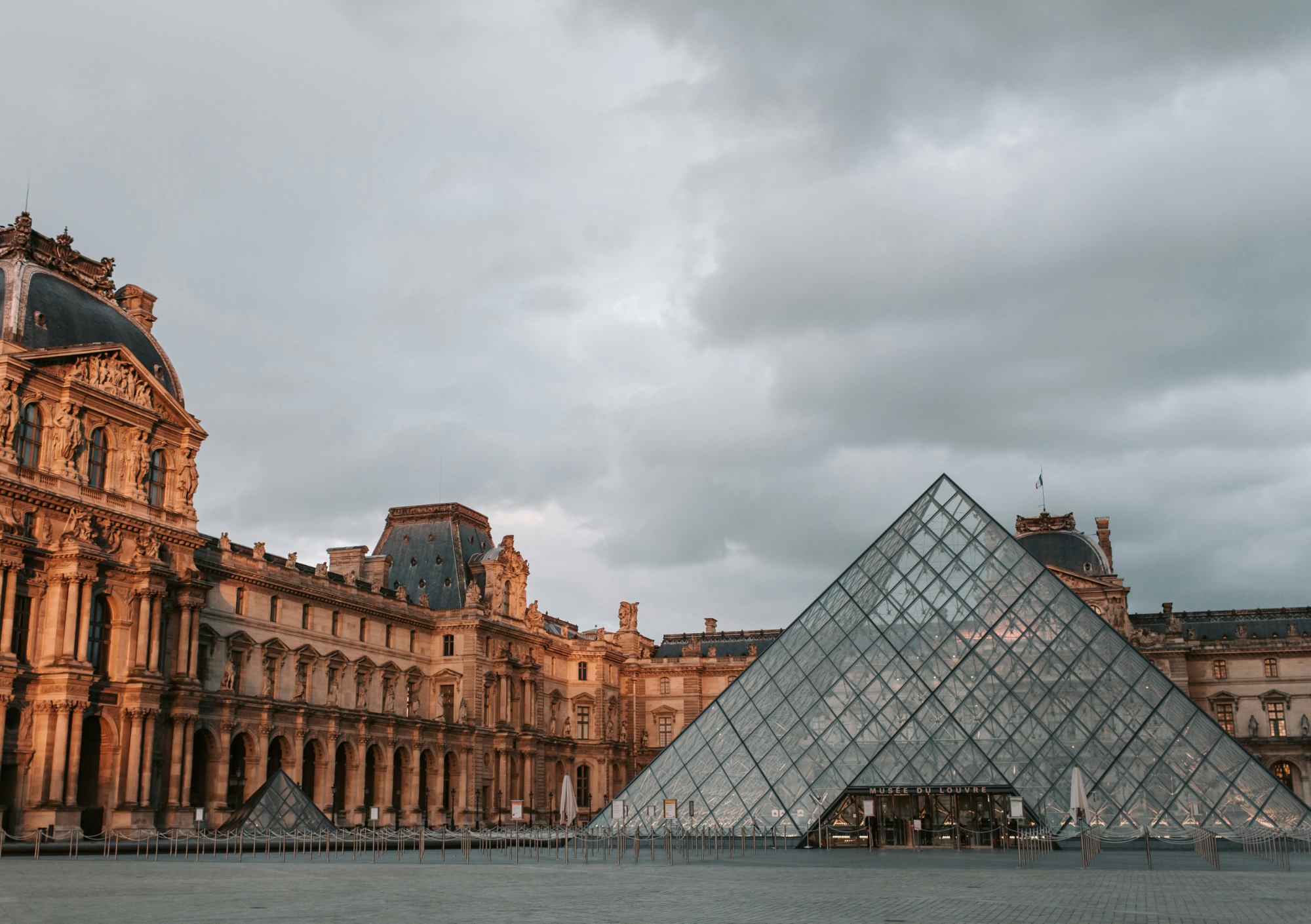 A képen a párizsi Louvre Múzeum látható, a híres üvegpiramissal az udvaron. - Z(s)eppelin utazás