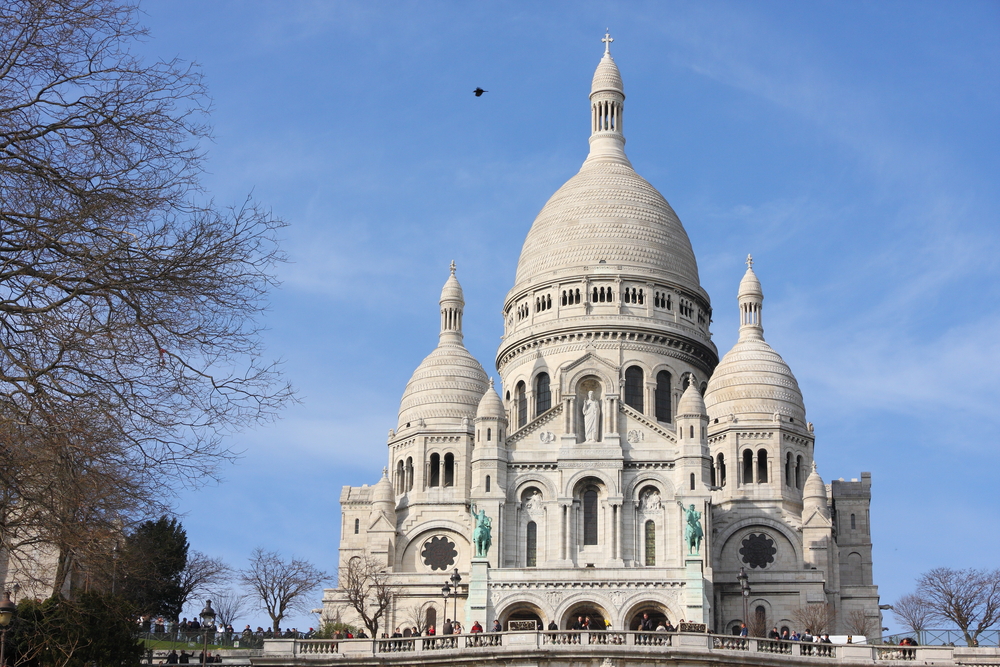 A képen a párizsi Sacré-Cœur-bazilika látható a Montmartre-dombon.  - Z(s)eppelin utazás