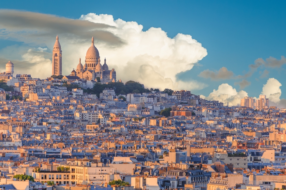 A képen a párizsi Montmartre negyed és a Sacré-Cœur-bazilika látható. - Z(s)eppelin utazás