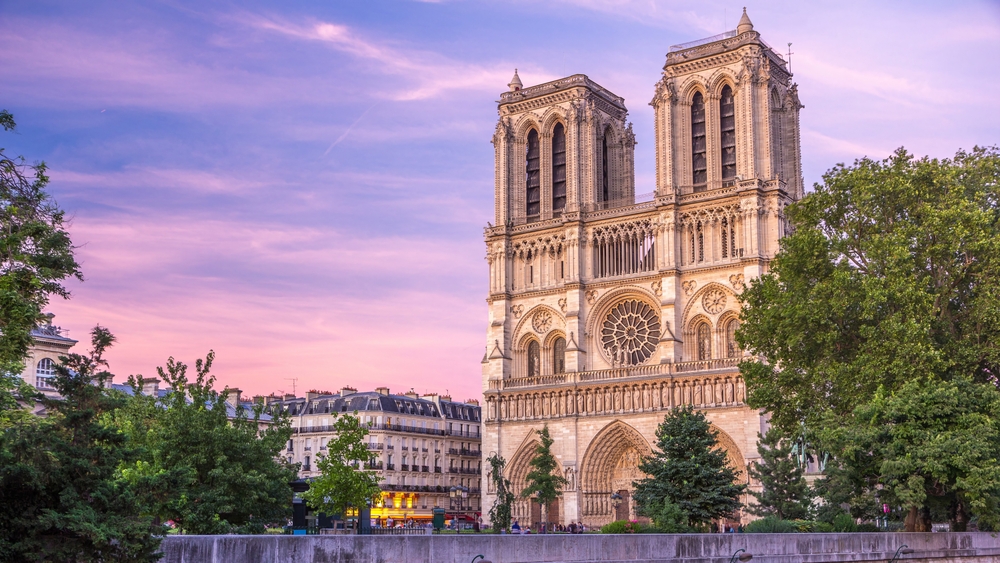 A képen a párizsi Notre-Dame-székesegyház látható, a francia gótikus építészet egyik leghíresebb remekműve. - Z(s)eppelin utazás