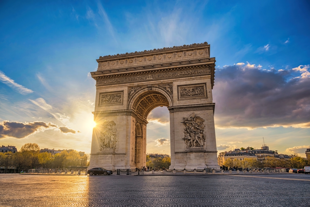 A képen látható építmény a párizsi Diadalív (Arc de Triomphe).  - Z(s)eppelin utazás