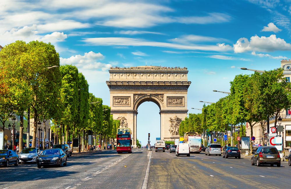 A képen látható Diadalív (Arc de Triomphe) Párizs egyik legismertebb és legikonikusabb műemléke. - Z(s)eppelin utazás
